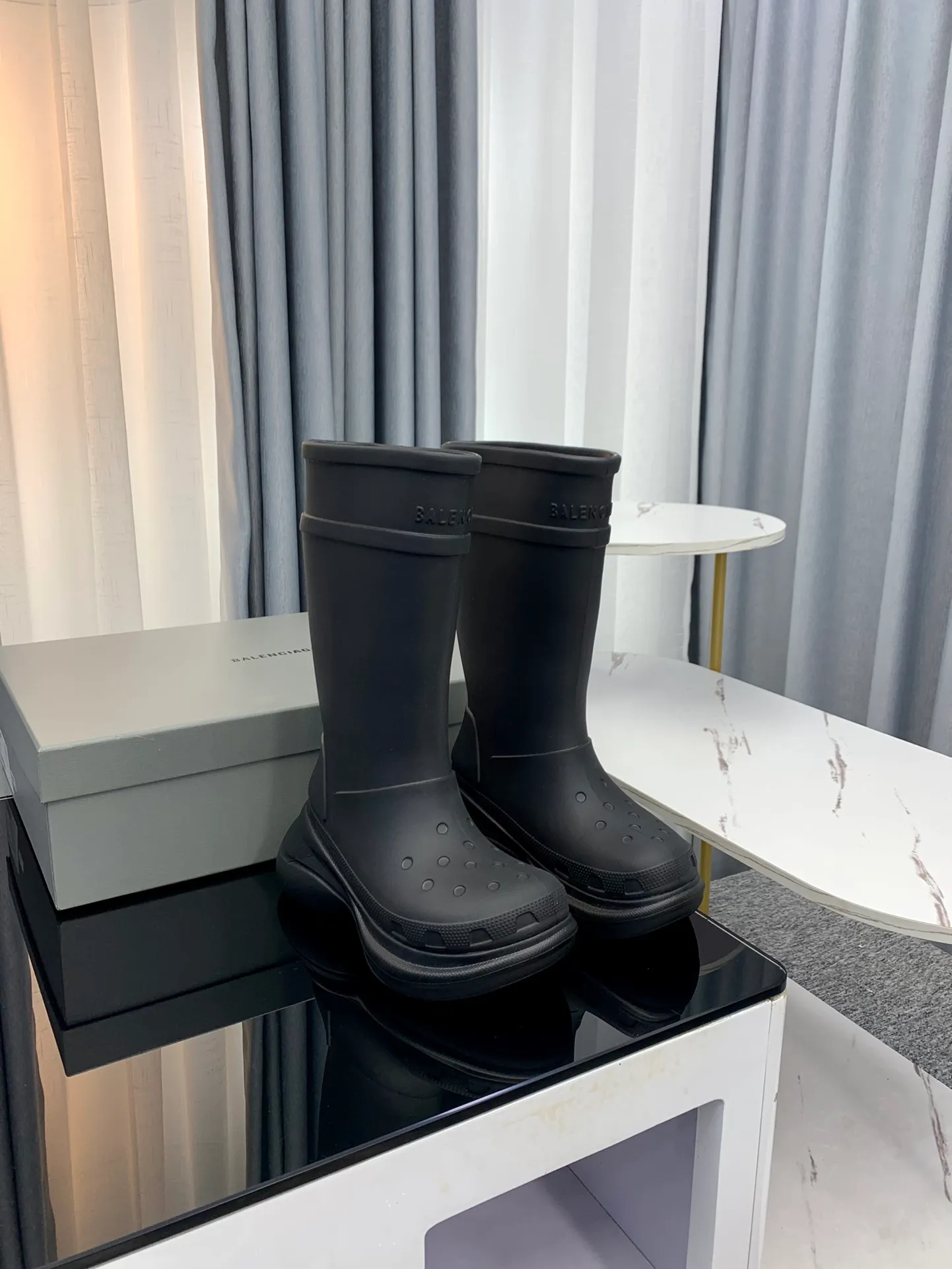 Batch👟👟Ex-factory price released👟👟Ex-factory price 560👟👟 Couple style men's and women's sizes 35-46 Balenciaga Crocs new co-branded hole-in-the-wall rain boots are shipped! A rain boots that are popular on Instagram, Xiaohongshu and other major platforms! Made of high-tech materials and molded in one piece, it is lightweight, wear-resistant, and waterproof! The heel height is 6CM and the colors are being added one after another to meet your various color combinations and different needs. A very cost-effective product!